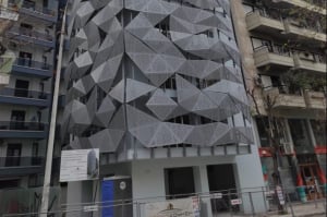 Το κτίριο στη Θεσσαλονίκη που αλλάζει χρώμα ανάλογα με τον καιρό