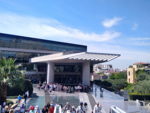 «Βουλιάζει» από τουρίστες η Αθήνα - «Φίσκα» μουσεία, σοκάκια, ταβέρνες, 100 μέτρα ουρά για Ακρόπολη