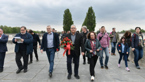 Στο Νταχάου ο Δημήτρης Κουτσούμπας: Αποτίουμε φόρο τιμής σε όσους έδωσαν τη ζωή τους ενάντια στον φασισμό