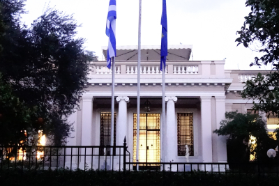 Κυβερνητικές πηγές: «Επικοινωνιακό πυροτέχνημα» το κατηγορητήριο ΣΥΡΙΖΑ για Καραμανλή