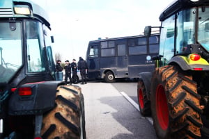 Φλώρινα- Κοζάνη: Σκληραίνουν την στάση τους οι αγρότες με μπλόκο και στο τελωνείο Νίκης