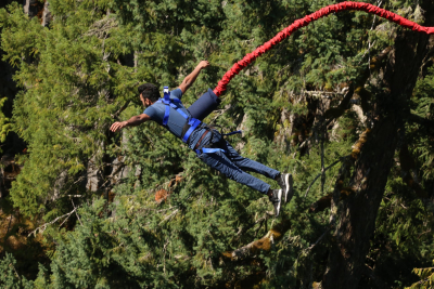 Σοκαριστικός θάνατος: Mπέρδεψε το σινιάλο και πήδηξε να κανει bungee jumping χωρίς να την έχουν δέσει (βίντεο )