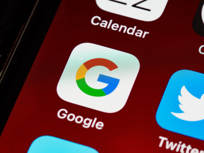 Πώς μπορείς να σταματήσεις την ακρόαση από την Google