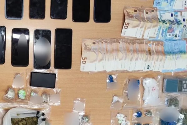 Πουλούσαν ναρκωτικά σε σχολείο στην Πάτρα, 12 συλλήψεις- Φωτογραφίες ντοκουμέντο