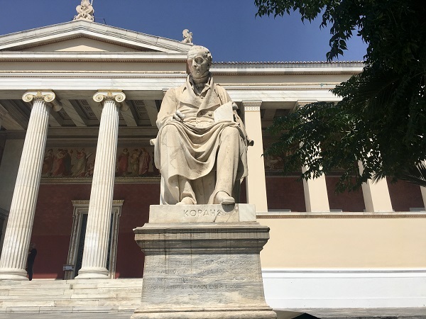 Τα αγάλματα της Αθήνας: Αδαμάντιος Κοραής