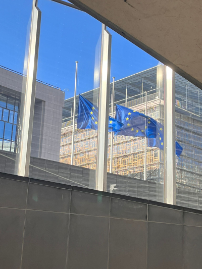 Μεσίστιες οι σημαίες της ΕΕ στα κτίρια της Κομισιόν- Συλλυπητήρια μηνύματα από όλη την Ευρώπη στις οικογένειες των θυμάτων στα Τέμπη