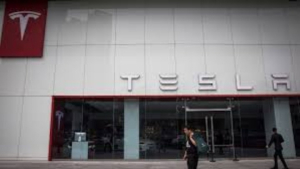 Κακά μαντάτα στην Tesla: Ανακοίνωσε 15.000 απολύσεις