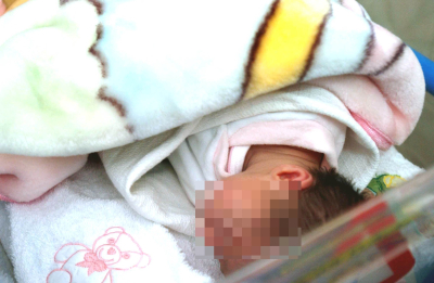Θεσσαλονίκη: Ποινή φυλάκισης 6 μηνών στην 37χρονη που άφησε το μωρό στο σπίτι και πήγε για τσιγάρα