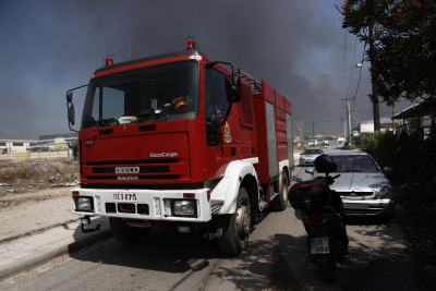 Φωτιά στην περιφερειακή Αιγάλεω, 36 πυροσβέστες στο σημείο