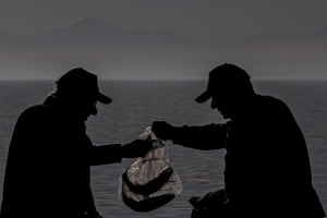 Ψαράδες με καλάμι... τέλος στις παραλίες: Αντιδράσεις για το χαράτσι που μπαίνει πλαγίως