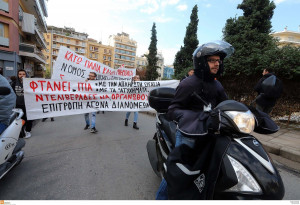 Μοτοπορεία από διανομείς στο κέντρο της Θεσσαλονίκης - «Να μπει τέλος στον εργασιακό μεσαίωνα» (vid)