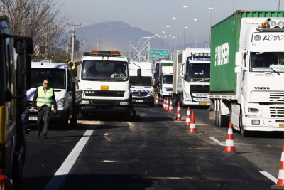 Σε κινητοποιήσεις και οι οδηγοί φορτηγών: «Σφράγισαν» την Εθνική Οδό Κοζάνης – Λάρισας