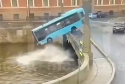 Λεωφορείο έπεσε μέσα σε ποτάμι στην Αγία Πετρούπολη - Τουλάχιστον 3 νεκροί