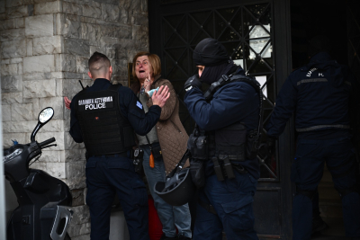 Η στιγμή της σύλληψης της Ιωάννας Κολοβού μετά την έξωση, έσπασαν την πόρτα με πριόνι
