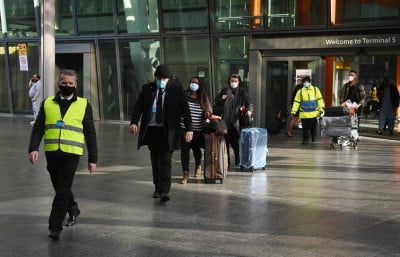 Μ. Βρετανία: Γολγοθάς τα μέτρα στο Heathrow - Επιβάτης λιποθύμησε μετά από επτά ώρες αναμονής (Βίντεο)