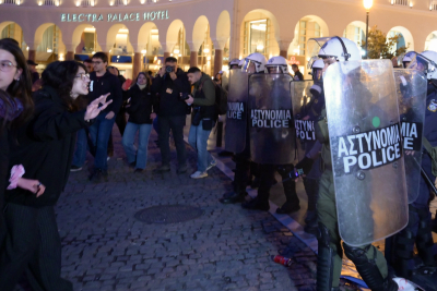 Θεσσαλονίκη: Στο «κόκκινο» η ένταση για τις αντιδράσεις κατά του ντοκιμαντέρ «Αδέσποτα Κορμιά» - Αντισυγκέντρωση παρά το αστυνομικό «μπλόκο»