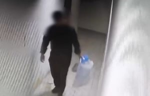 Ανατριχιαστικό βίντεο: Η στιγμή που ο πατέρας πετά το βρέφος στα σκουπίδια στη Βραυρώνα