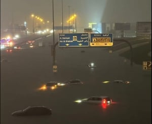 «Πλωτή» πόλη το Ντουμπάι από τις σφοδρές νεροποντές - Ποτάμια οι δρόμοι, λίμνη το αεροδρόμιο
