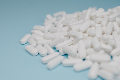 Pfizer vs Merck: Το πρώτο μεγάλο crash test για τα χάπια κατά του κορονοϊού