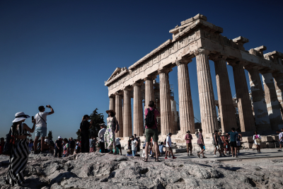 «Απογείωση» του τουρισμού στην Ελλάδα το 2023: Αύξηση 15% στα έσοδα και 11,5% στις αφίξεις