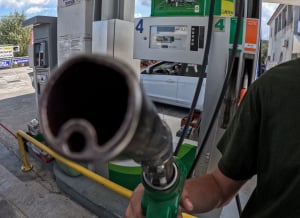 Χωρίς φρένο το ράλι ανατιμήσεων στη βενζίνη - Ξεπερνά τα 2 ευρώ και στην Αττική