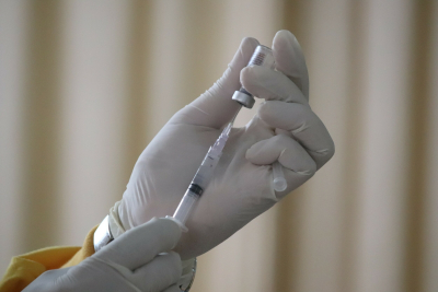 Παραδοχή ΕΟΦ για παρενέργειες από τα εμβόλια κορονοϊού, το φύλο και η ηλικία που «χτυπούν» περισσότερο