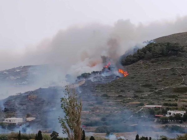 Φωτιά στην Πάρο: Βελτιωμένη η εικόνα - Ήχησε το 112, εκκένωσαν οι κάτοικοι