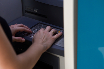 Τα ATM στην Ιρλανδία μοίραζαν λεφτά από... λάθος, ουρές μπροστά στις τράπεζες