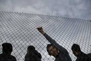 Πρόσφυγες άνοιξαν τον φράχτη και έφυγαν από τα Διαβατά