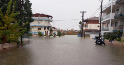 Θεσσαλονίκη: Απροσπέλαστοι δρόμοι λόγω πλημμύρας στην Παραλία Κατερίνης