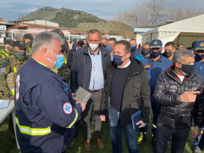 Στη Θεσσαλία ο Πέτσας: Άμεση στήριξη στους πληγέντες από τον σεισμό, τη Δευτέρα οι πρώτες αποζημιώσεις