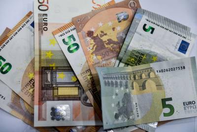 ΟΠΕΚΑ: Με αίτηση στην τράπεζα οι προπληρωμένες κάρτες για τα επιδόματα