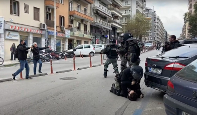 Άγρια βία από αστυνομικό των ΜΑΤ στη Θεσσαλονίκη: Χτυπά το κεφάλι διαδηλωτή στο δρόμο