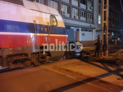 Τρομακτικό περιστατικό στη Θεσσαλονίκη με τρένο να παρασέρνει αυτοκίνητο