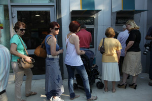 Τράπεζες: Τι συναλλαγές μπορούμε να κάνουμε σε γκισέ και σε ATM