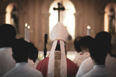 Καταδικάστηκε ιερέας για σεξουαλικά εγκλήματα σε πάρτι με όργια