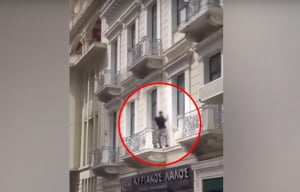 Ομόνοια: «Κασκαντέρ» διαρρήκτης πηδούσε στα μπαλκόνια για να μη συλληφθεί