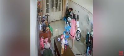 Δραματικό βίντεο με μαμά που σώζει το μωρό της λίγα δευτερόλεπτα πριν καταρρεύσει το ταβάνι του σπιτιού