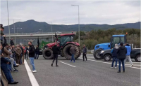Αγρότες και κτηνοτρόφοι της Αιτωλοακαρνανίας έκλεισαν την Ιονία Οδό - Αύριο στο Μεσολόγγι