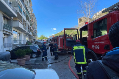 Φωτιά σε διαμέρισμα στη Θεσσαλονίκη - Απεγκλωβίστηκαν 8 άτομα, ανάμεσά τους παιδιά