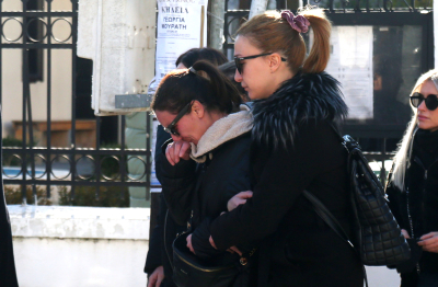 Θεσσαλονίκη: Σε κλίμα οδύνης η κηδεία της 41χρονης – Τραγική φιγούρα η κόρη της (φωτό)