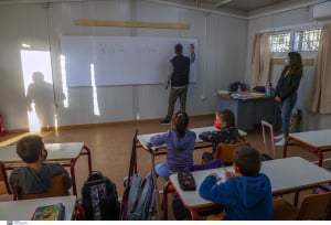 Στοιχεία σοκ για τα ελληνικά σχολεία: Το 20% των μαθητών της Δ&#039; τάξης δεν μπορούν να γράψουν μια πρόταση