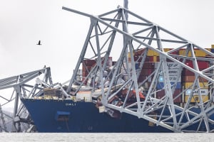 Τρία πλοία έχουν πέσει σε γέφυρες, μέσα σε τρεις μήνες
