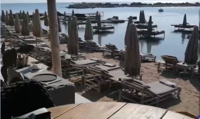 Ρόδος: Βγάζει τις πλωτές ξαπλώστρες ο ιδιοκτήτης του beach bar με τον σερβιτόρο «κολυμβητή»