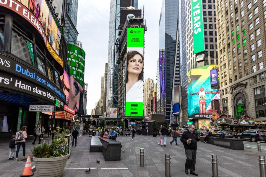 Η Χάρις Αλεξίου σε billboard στην Times Square