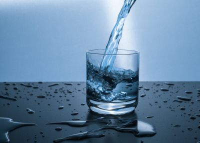 Πόσο νερό πρέπει να πίνετε τη μέρα - Ποιοι κίνδυνοι «εγκυμονούν» με την υπερκατανάλωση;